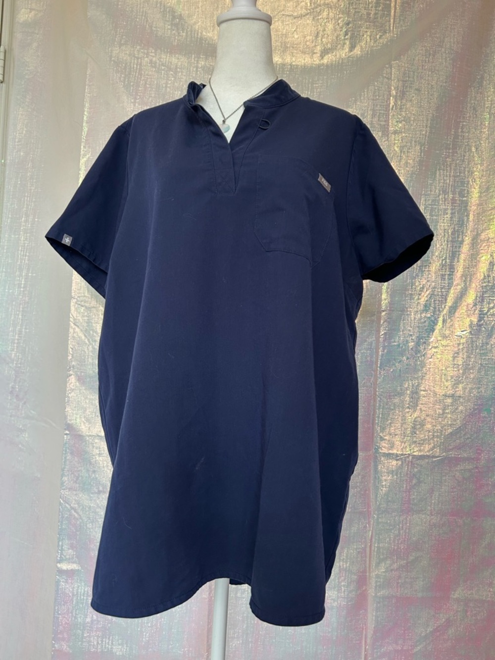 FIGS Kitale Maternity Scrub Top in Navy. Preloved Condition Size XL.